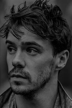 Sam Keeley interpreta Senan