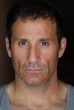 Michael Boisvert interpreta Lee James