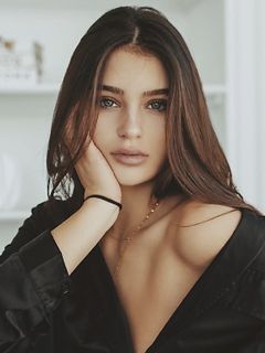 Sophi Knight interpreta Julie