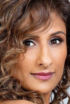 Sarayu Blue interpreta Senator Irving's Receptionist