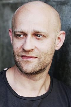 Jürgen Vogel interpreta Mikas Father