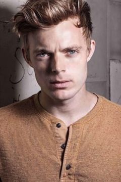 David Jones-Roberts interpreta Russ