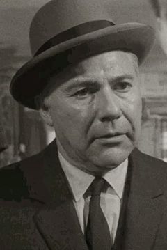 John Randolph interpreta Committee Chairman