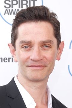 James Frain interpreta Henry / Puzzlemaker