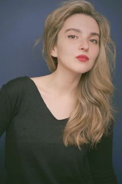 Alisa Mironova interpreta Russian Wife