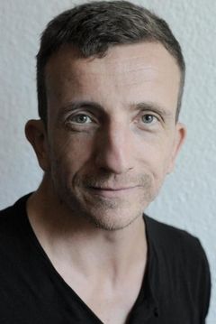 Alexander Seibt interpreta 1st Attendant