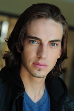 Chase Ellison interpreta Hunter