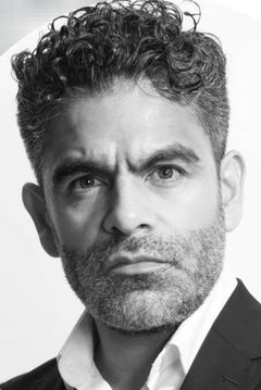 Adrián Vázquez interpreta Federal Police Officer