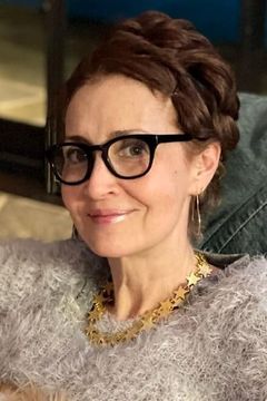 Thea Mann interpreta Karen