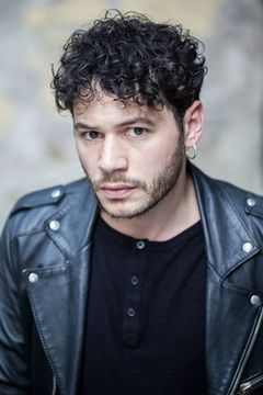 Emanuele Vicorito interpreta O' Pop