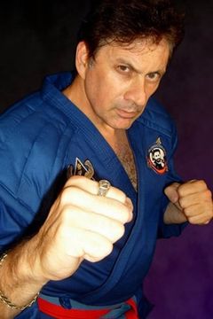 Frank Dux interpreta Old Man in Car