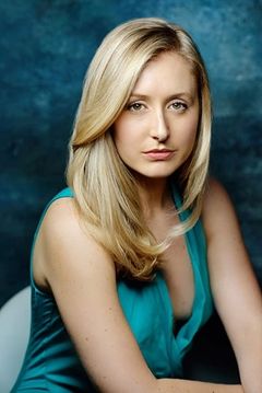 Katie Amess interpreta Woman in Lobby #1