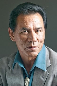 Wes Studi interpreta Mingo Pace