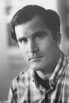 Steve Ryan interpreta Howie Fox