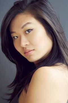 Annie Chen interpreta Myra Crewes
