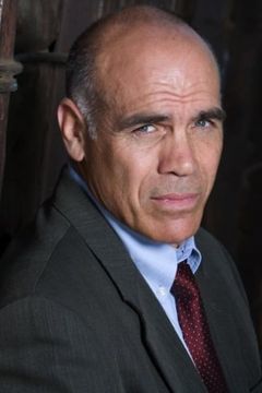 Greg Collins interpreta Aging Security Guard