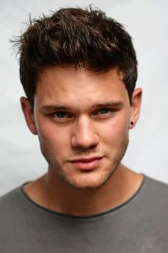 Jeremy Irvine interpreta Kyle Biltmore