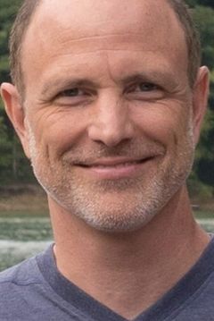 Drew Moore interpreta Mark