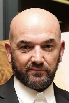 Paul Ireland interpreta Optio
