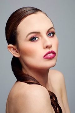 Hayley Gia Hughes interpreta London Uni Student (uncredited)