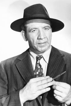 Mike Mazurki interpreta Sr. First Sergeant
