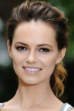 Kara Tointon interpreta Betsey Day