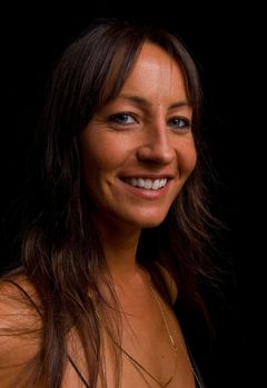 Nicola Collins interpreta Alex