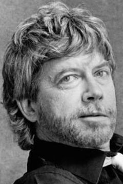 Tom Robbins interpreta Pesky Weber