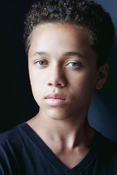 Jaeden Noel interpreta Phillip