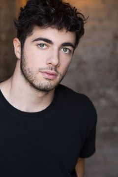 Dylan Hartigan interpreta Pete Kresby