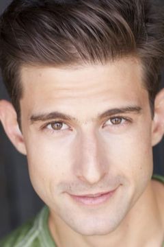 Alejandro Cordoba interpreta Carlos
