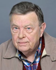 Gene Jones interpreta Senator Hopp