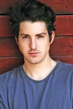 Sean Flynn interpreta Junior Lamb