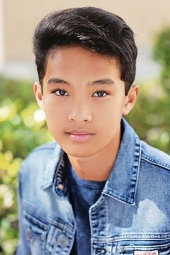 Riley Lio interpreta Additional Voices (voice)
