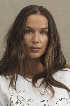 Tahyna MacManus interpreta Kayla's Sister / Emma