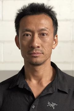 Tim Wong interpreta News Camera Operator
