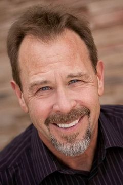 Marty Hanenberg interpreta Hotel Waiter (uncredited)