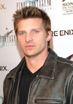Steve Burton interpreta Cap. Peretz