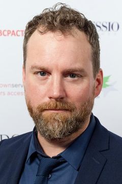Patrick Gilmore interpreta Roger