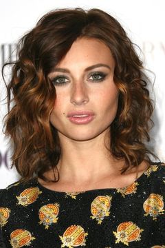 Aly Michalka interpreta Charlotte Banks