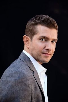 Joel Johnstone interpreta Logan