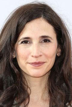 Michaela Watkins interpreta Mona