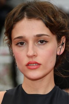 Lola Bessis interpreta Melanie