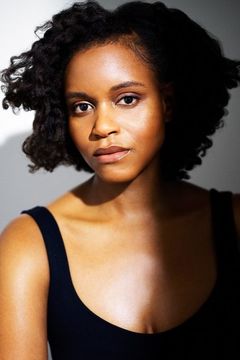 Aimé Donna Kelly interpreta Captain Curry