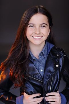 Hannah Cheramy interpreta Zoe
