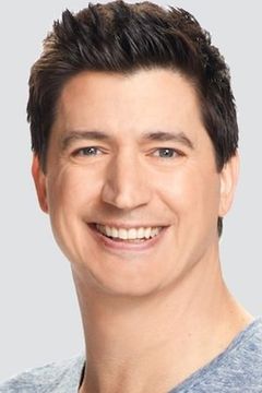 Ken Marino interpreta Coach Carr