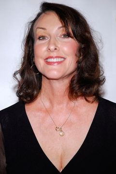 Tress MacNeille interpreta Sweet Old Lady / Colin / Mrs. Skinner / Nelson's Mother / Pig / Cat Lady / Female EPA Worker / G.P.S. Woman / Cookie Kwan / Lindsey Naegle / TV Son / Medicine Woman / Girl on Phone (voice)