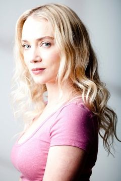 Phoebe Falconer interpreta Janice