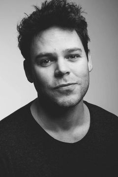 Zach Gerard interpreta Hannes Pike
