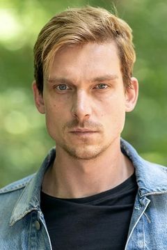 Daniel Sträßer interpreta Zott